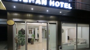 Entrada de hotel con un letrero que dice "HOTEL".