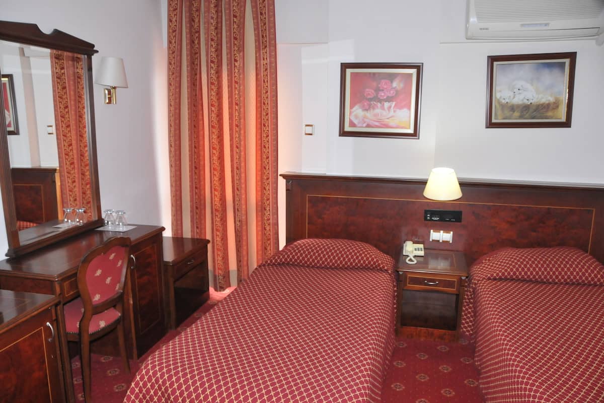 Camera tripla | Biancheria da letto di alta qualità, minibar, una cassaforte in camera