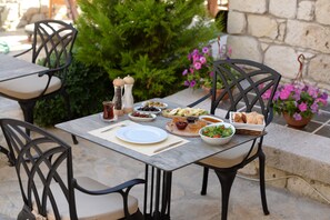 Breakfast, lunch served; local and international cuisine, garden views  - D'core Alacati (Cesme)