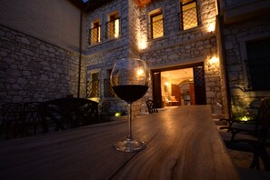 Se sirven desayunos y cocina local e internacional, con vista al jardín