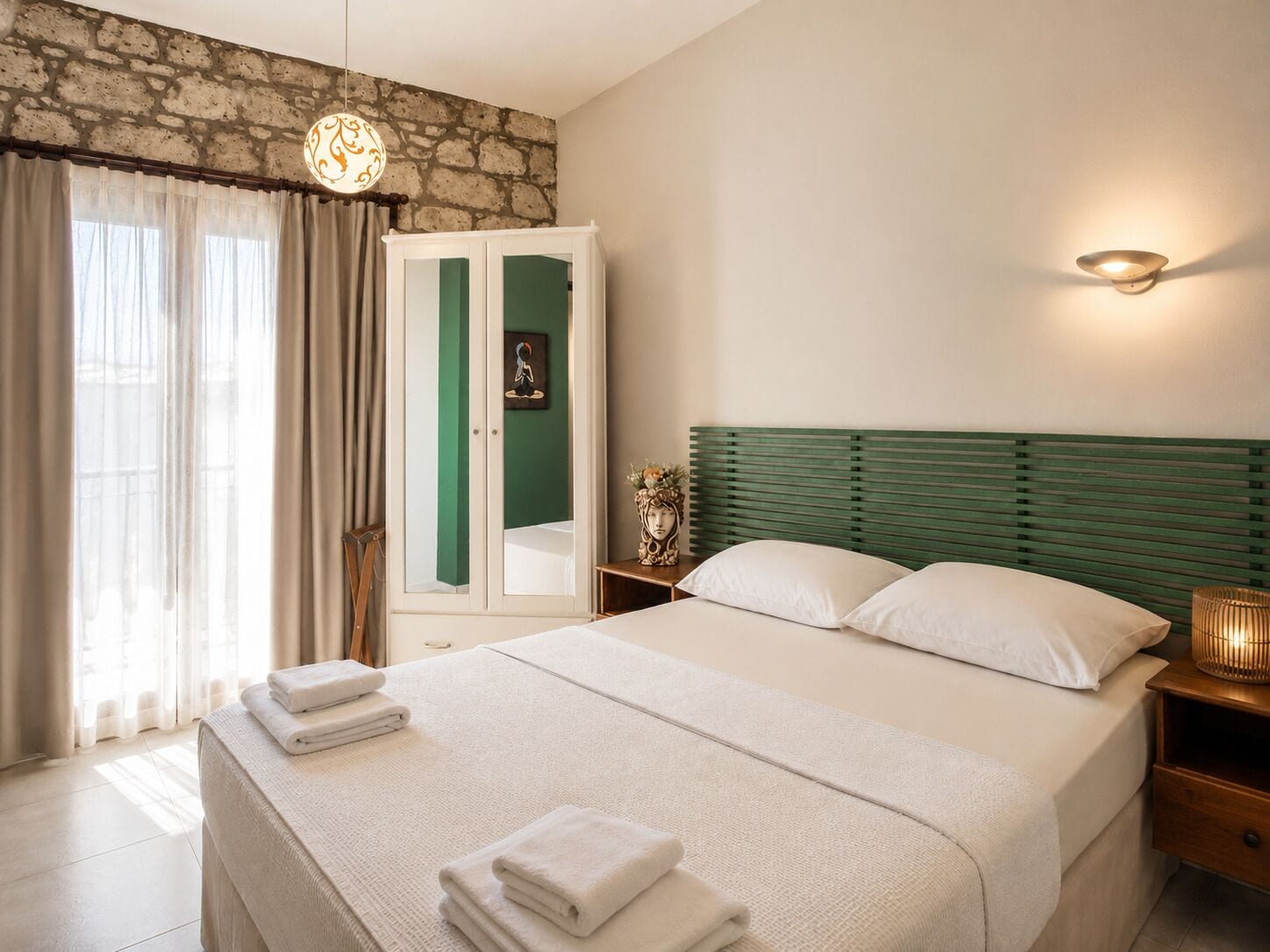 Ropa de cama de alta calidad, colchones Select Comfort y minibar 