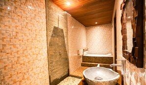 Deluxe tweepersoonskamer, uitzicht op vallei | Badkamer | Een aparte badkuip en douche, gratis toiletartikelen, een haardroger