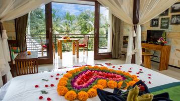 Deluxe Suite with Jungle View | Cofres nos quartos, ferros/tábuas de passar roupa, Wi-Fi de cortesia