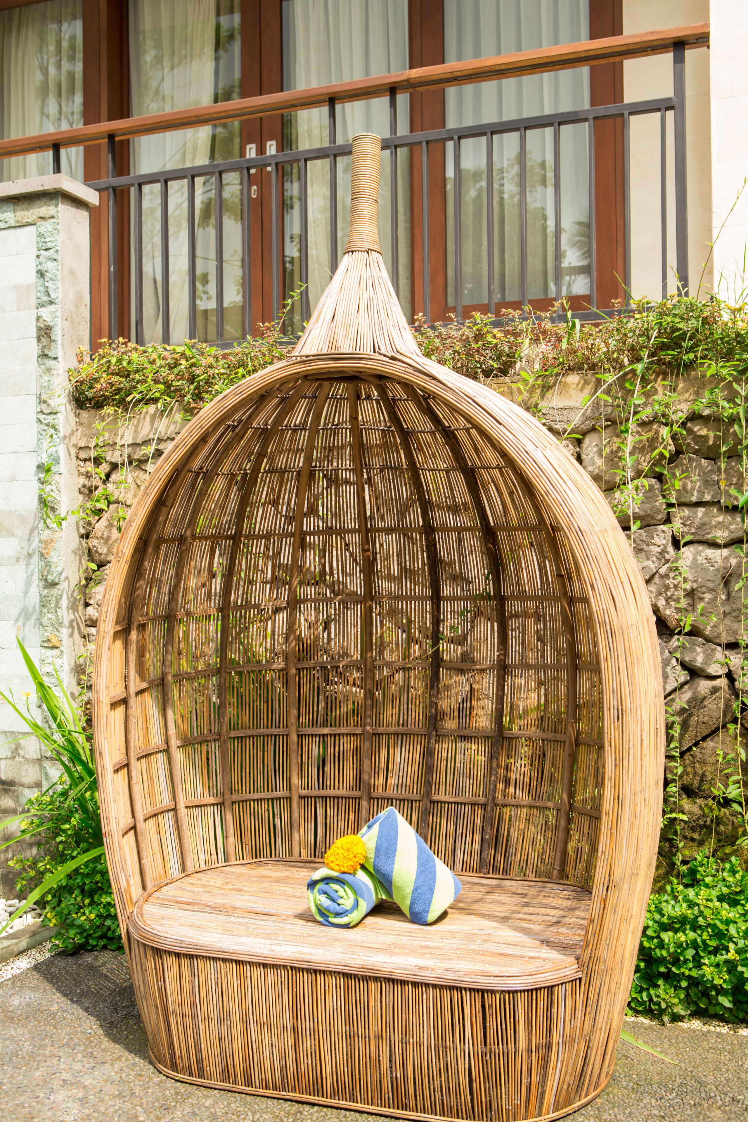 室外游泳池，日光浴躺椅