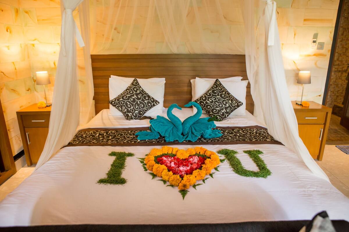 Deluxe Double with Valley View  | In-room safe, iron/ironing board, WiFi (free), bed sheets