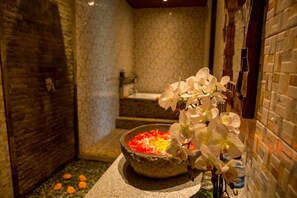 Deluxe tweepersoonskamer, uitzicht op vallei | Badkamer | Een aparte badkuip en douche, gratis toiletartikelen, een haardroger