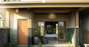 Suite with Rice Field View | Zimmersafe, Bügeleisen/Bügelbrett, kostenloses WLAN, Bettwäsche