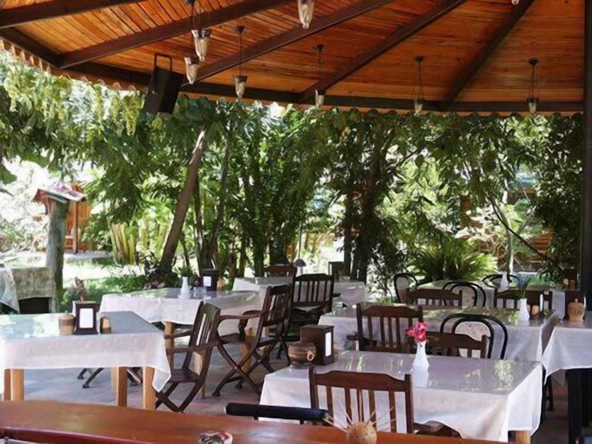 breakfast, lunch and dinner served