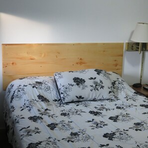 Habitación estándar, 2 camas de matrimonio | Tabla de planchar con plancha y wifi gratis