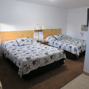 Habitación estándar, 2 camas de matrimonio | Tabla de planchar con plancha y wifi gratis