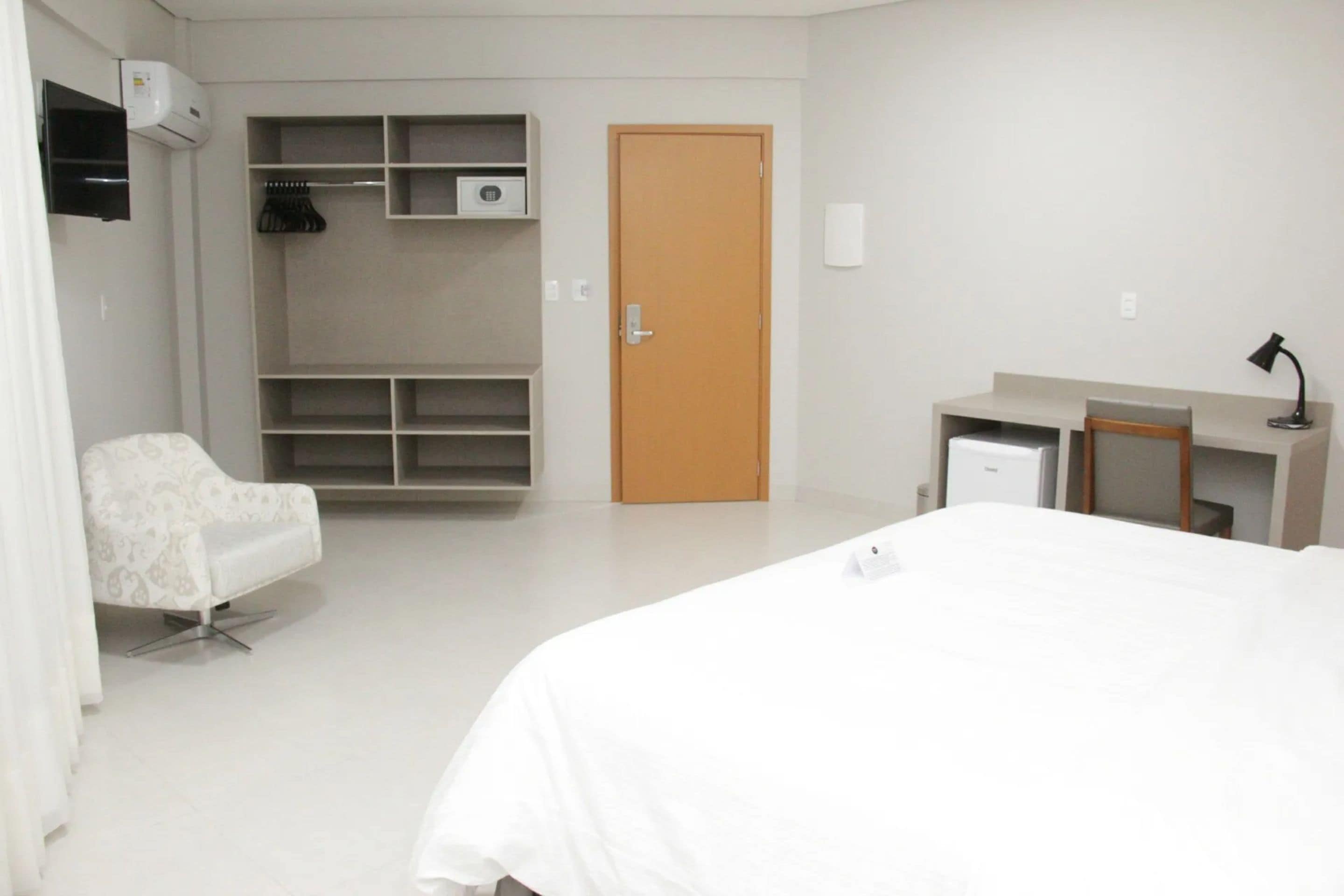 executive suite | premium bedding, minibar, in-room safe, desk