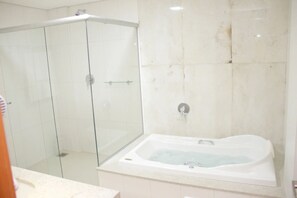 Suite superior | Baño | Amenidades de baño gratuitas, secadora de cabello, toallas 