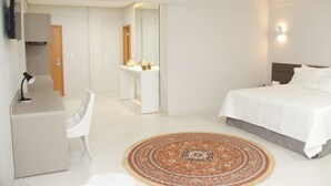Suite Premium | Seprai premium, minibar, brankas, dan meja kerja