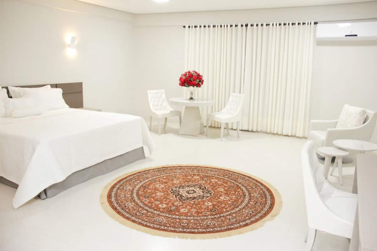 premium suite | premium bedding, minibar, in-room safe, desk