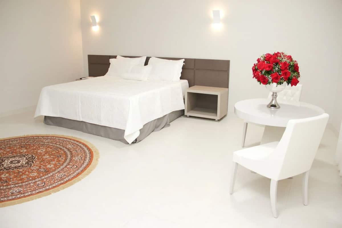 Suíte premium | Roupas de cama premium, frigobar, cofres nos quartos, escrivaninha