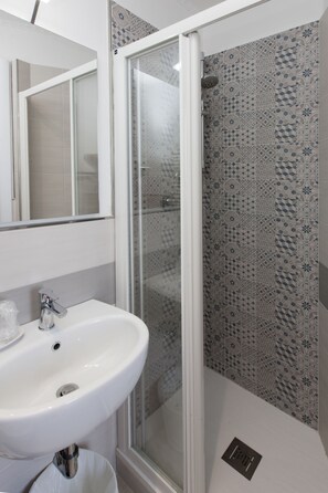 Kamer, 1 twee- of 2 eenpersoonsbedden, uitzicht op zee | Badkamer | Gratis toiletartikelen, een haardroger, een bidet, handdoeken