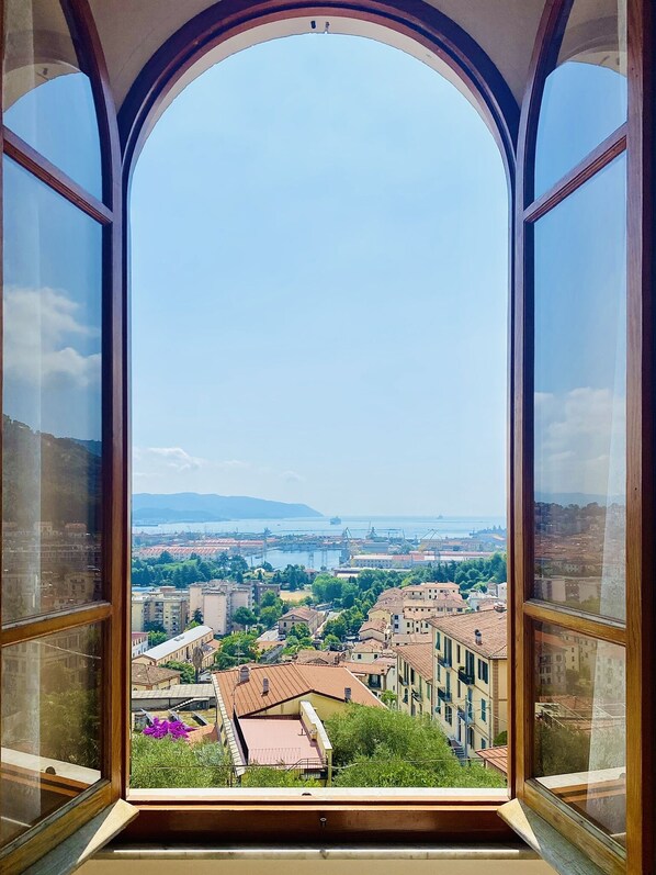 Chambre double ou avec lits jumeaux, vue sur la mer | Coffre-fort, bureau, système dâinsonorisation, accès au Wi-Fi (inclus)