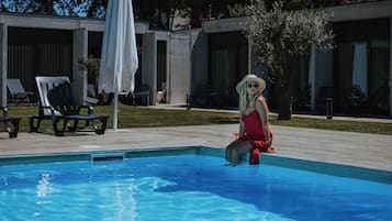 Utomhuspool och solstolar