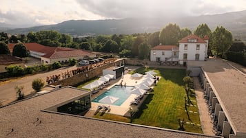 حمّام سباحة خارجي، مقاعد للتشمس