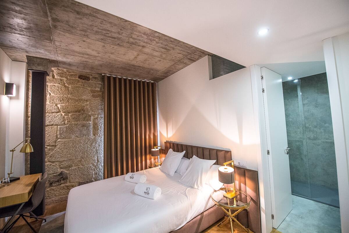 Premium bedding, minibar, laptop workspace, soundproofing