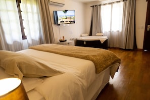 Quarto superior | Roupas de cama premium, frigobar, cofres nos quartos