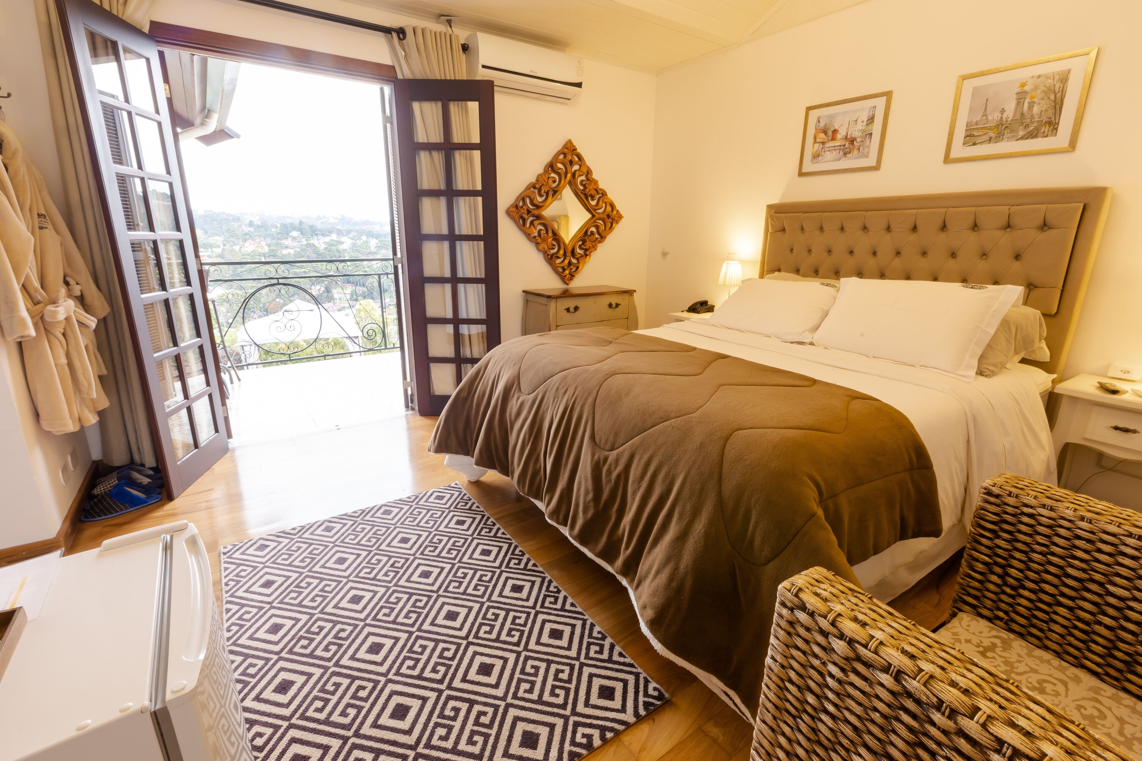 Apartamento Luxo | Roupas de cama premium, frigobar, cofres nos quartos