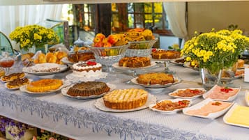 Free daily buffet breakfast