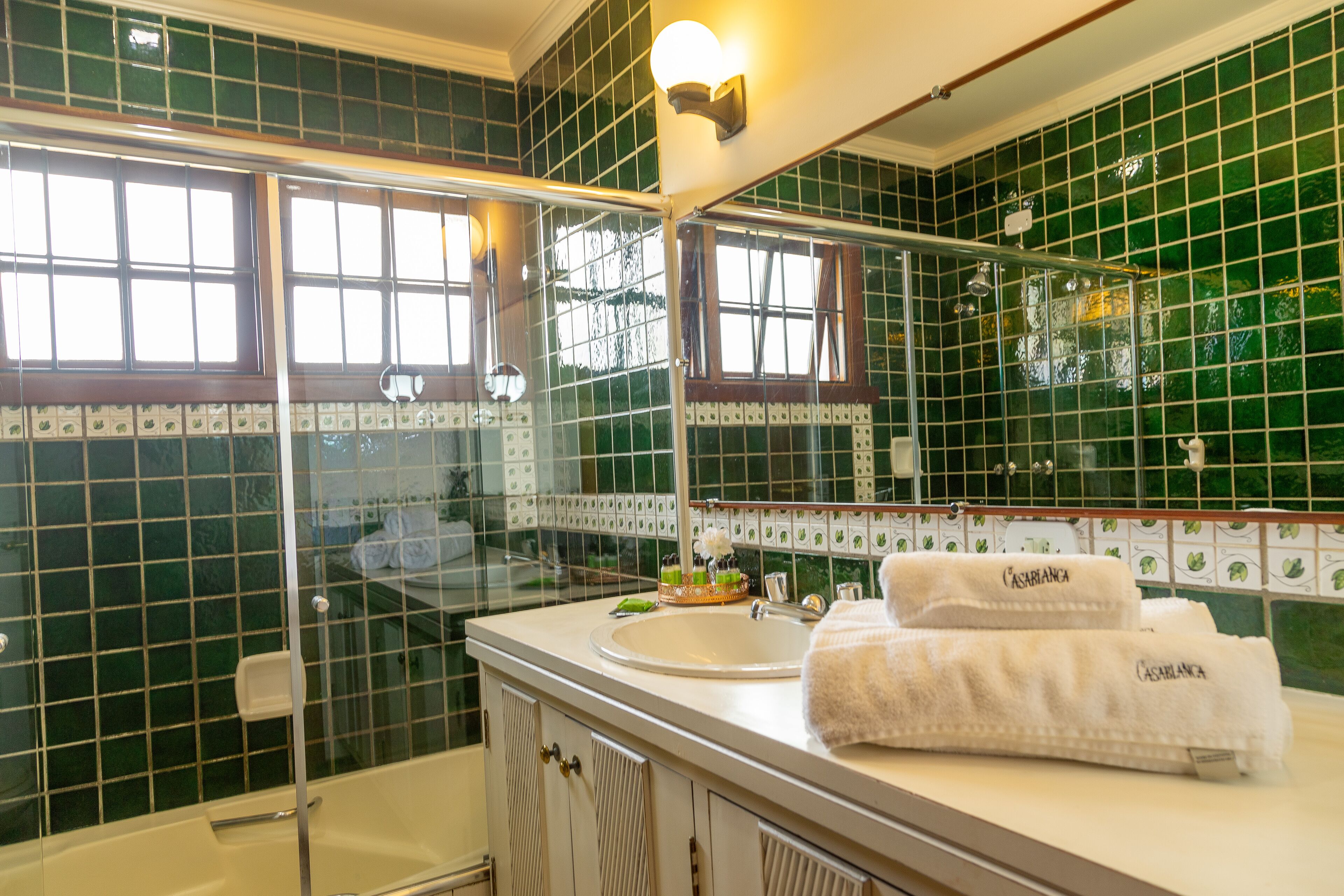 Ropa de cama de alta calidad y minibar 