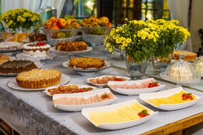 Free daily buffet breakfast  - Casablanca Hotel Boutique (Campos do Jordão)