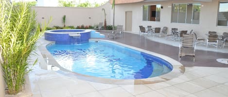 Piscine extérieure, parasols de plage, chaises longues