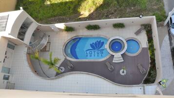 Piscine extérieure, parasols de plage, chaises longues