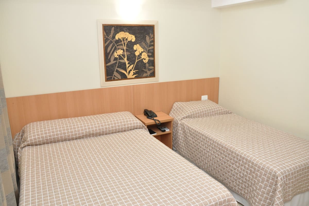 Camas con pillow-top, minibar y caja de seguridad en la habitación