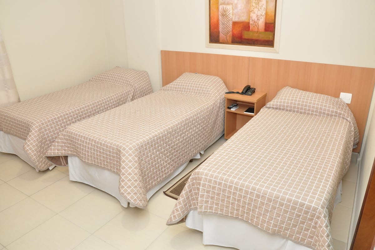 Habitación triple Deluxe | Camas con pillow-top, minibar y caja de seguridad en la habitación