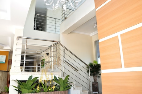 Escaleras. Lotus Hotel