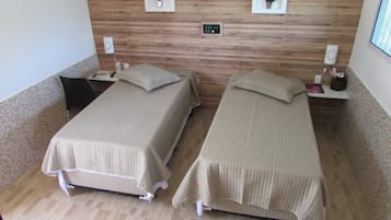 Minibar, meja kerja, tirai kedap cahaya, dan Wi-Fi gratis