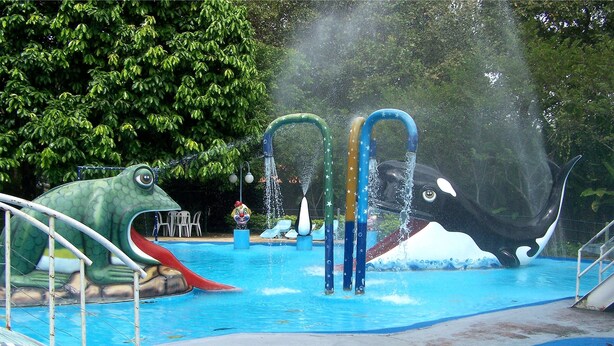 A water park with a large pool, slides, and a frog-shaped structure. - Resort Hotel Atlantic City Náutico Clube (Teresina)