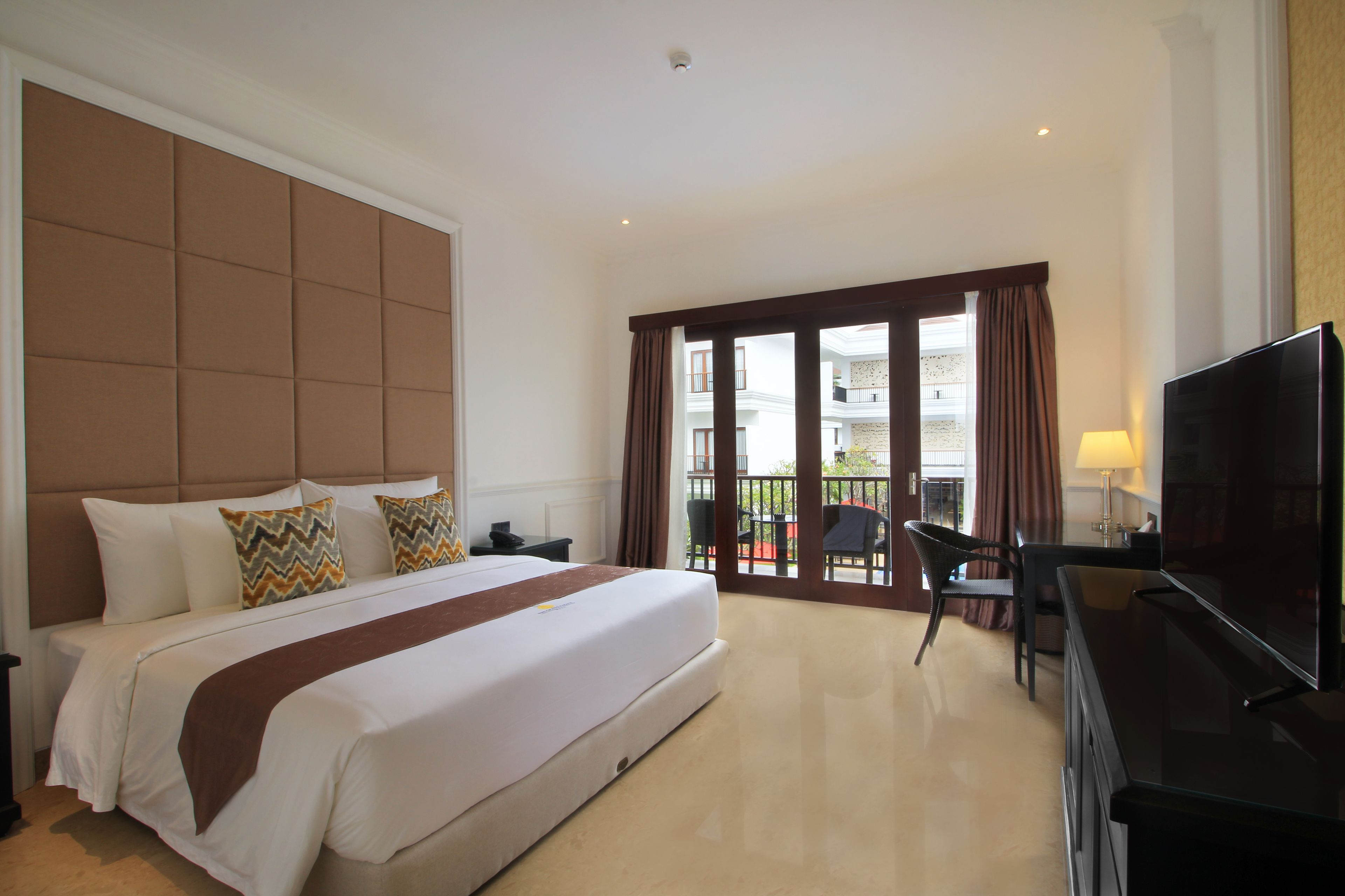 deluxe room, pool view | minibar, in-room safe, desk, blackout curtains