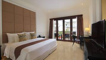 Deluxe Room, Pool View | Minibar, in-room safe, desk, blackout curtains