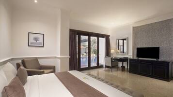 Executive Room, Pool Access | Minibar, in-room safe, desk, blackout drapes