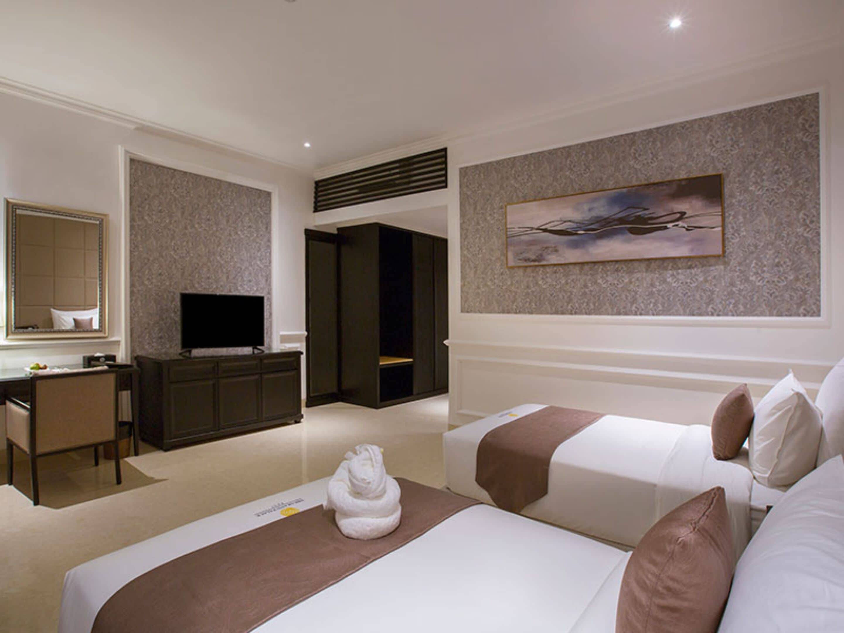 executive room, garden view | minibar, in-room safe, desk, blackout curtains