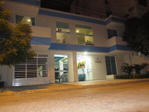 Façade de lâhĂ©bergement - soirĂ©e/nuit