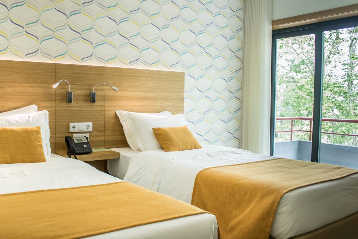 Zweibettzimmer | Zimmersafe, Schreibtisch, Verdunkelungsvorhänge, schallisolierte Zimmer