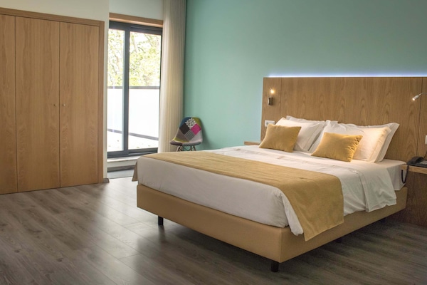 Peti besi dalam bilik, meja, langsir/tirai gelap terus, kalis bunyi