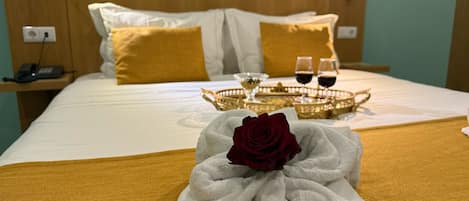 Safe på rommet, skrivebord, blendingsgardiner og lydisolert