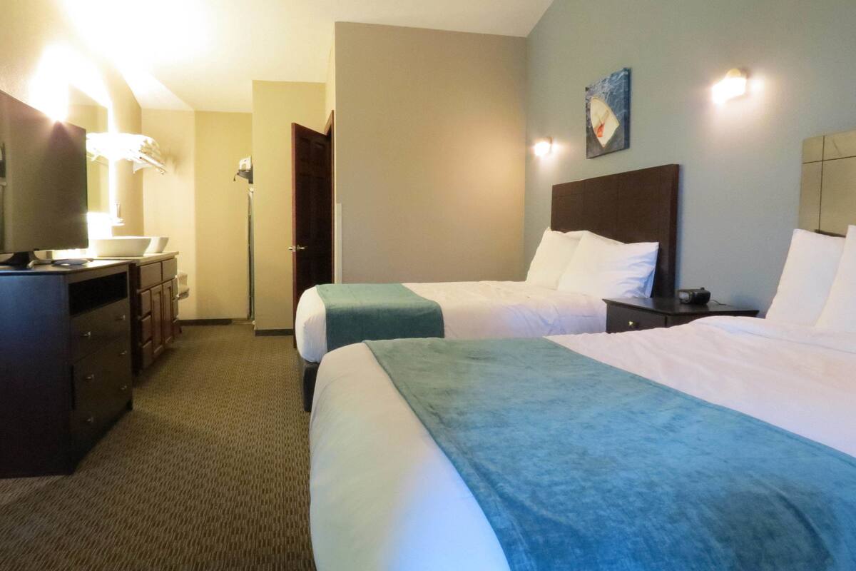 Iron/ironing board, WiFi (free), bed sheets