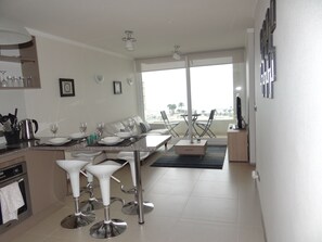 Apartamento, 2 quartos | Opções para refeição no quarto