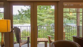 Lakeside 2 Bedroom Duplex King Beds (Pet Free) | Living area | Flat-screen TV