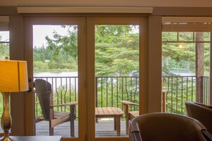 Lakeside 2 Bedroom Duplex King Beds (Pet Free) | Living area | Flat-screen TV