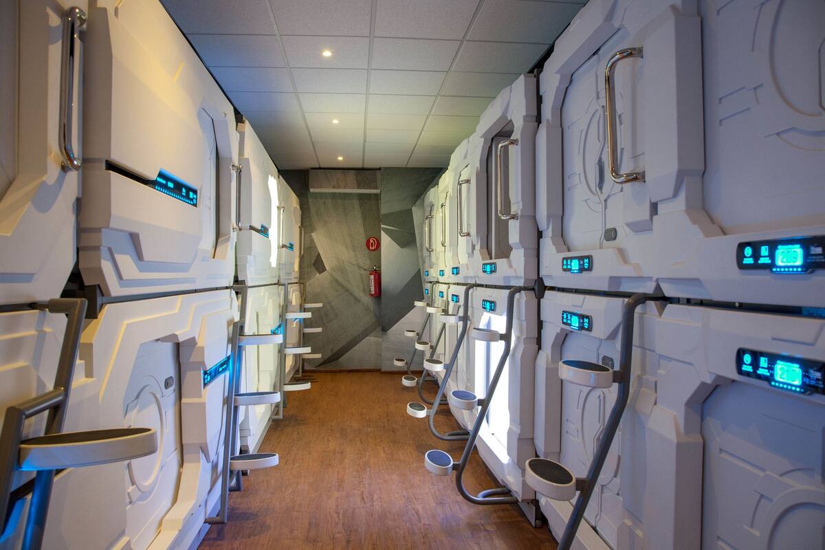 Eine Reihe moderner, weißer, separater Toiletten mit digitalen Anzeigen und Metallgriffen.