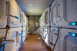 Zimmersafe, kostenloses WLAN, Bettwäsche